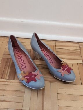 Vintage Style Mikaela Leather Heel Pumps with Multicolor Star Accent Size 37